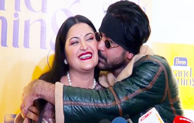 পরীর গালে প্রকাশ্যে চুমু খেলেন রাজ ! ভিডিও
