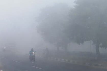 কুয়াশায় ঢাকা রাজধানী