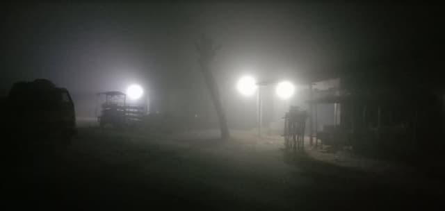 লালপুরে দুপুরেও দেখা মেলেনি সূর্যের বিপর্যস্ত জনজীবন