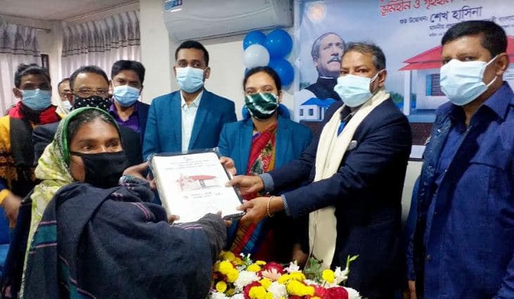 পলাশে স্বপ্নের ঠিকানার দলিল পেয়ে খুশি ২৫ গৃহহীন পরিবার