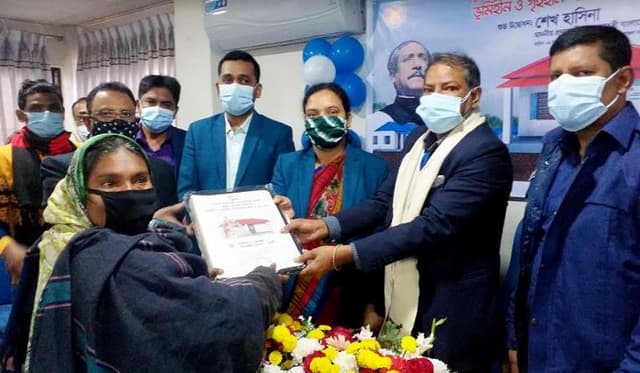 পলাশে স্বপ্নের ঠিকানার দলিল পেয়ে খুশি ২৫ গৃহহীন পরিবার