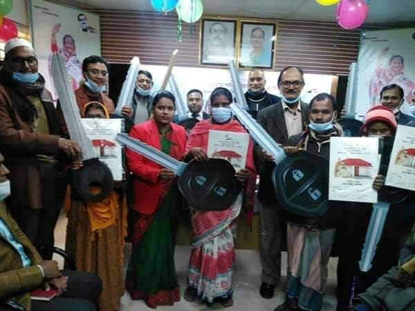 ঠাকুরগাঁও এর বালিয়াডাঙ্গীতে পাকা ঘর পেয়ে খুশি ভূমিহীন পরিবার সদস্যরা