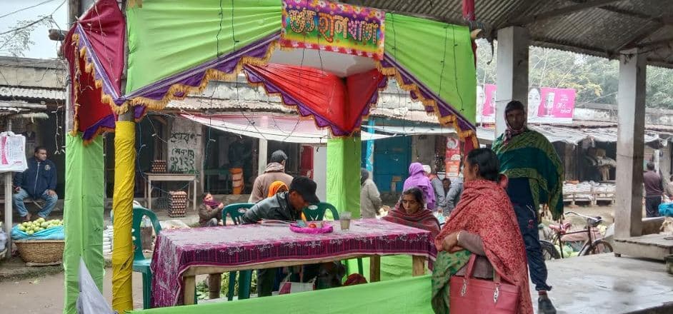 লালপুরে মাইকিং করে মাছের দোকানে হালখাতা