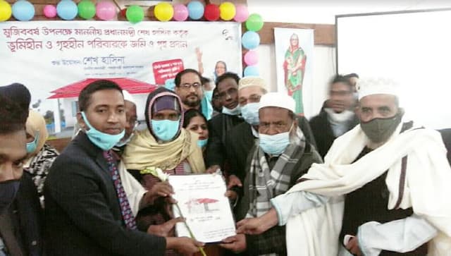 হিজলায় প্রধানমন্ত্রীর দেয়া ঘর উপহার পেলো ৫১টি পরিবার