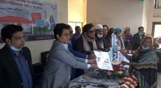 ভূরুঙ্গামারীতে ঘরের চাবি ও জমির দলিল পেলো দু’শ গৃহহীন পরিবার