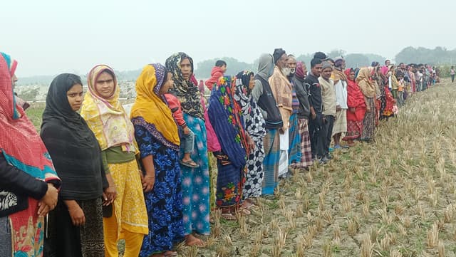 মাটি কাটাকে কেন্দ্র করে গোয়ালন্দে সংঘর্ষ, প্রতিবাদে মানববন্ধন