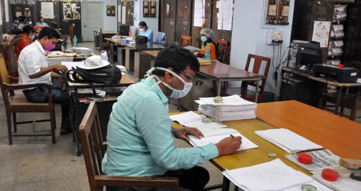 সরকারি-বেসরকারি অফিসে অর্ধেক জনবল নিয়ে চলবে অফিস