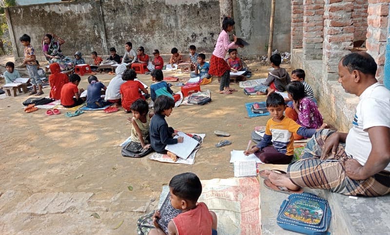 ডাসারে গ্রাম্য পাঠশালায় শিশুদের পাঠদান