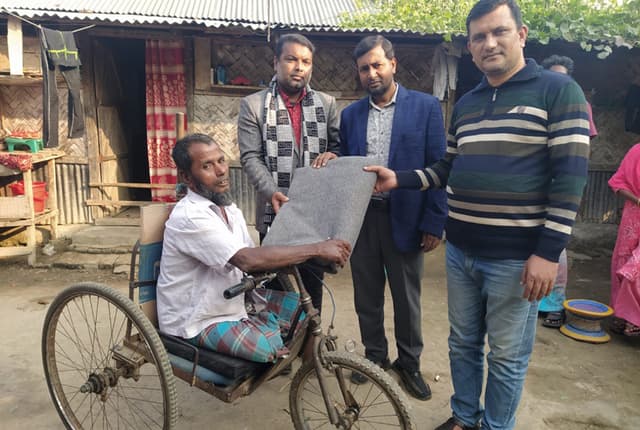 অসহায় দুঃস্থ প্রতিবন্ধীদের মাঝে উষ্ণতা ছড়ালেন মানব ছায়া