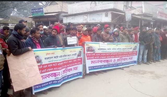 চাঁদাবাজি ও নির্যাতন-নিপিড়ন বন্ধের দাবিতে ভূরুঙ্গামারীতে মানববন্ধন