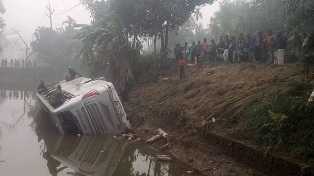 টাঙ্গাইলে নিয়ন্ত্রণ হারিয়ে যাত্রীবাহী বাস পুকুরে, আহত ২৫