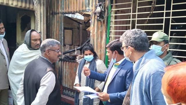 ভূঞাপুরে আগুনে পুড়ে যাওয়া চেয়ারম্যানের বাড়ি পরিদর্শনে ইউএনও