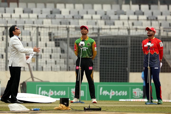 বরিশালের বিপক্ষে টস জিতে ফিল্ডিংয়ে ঢাকা