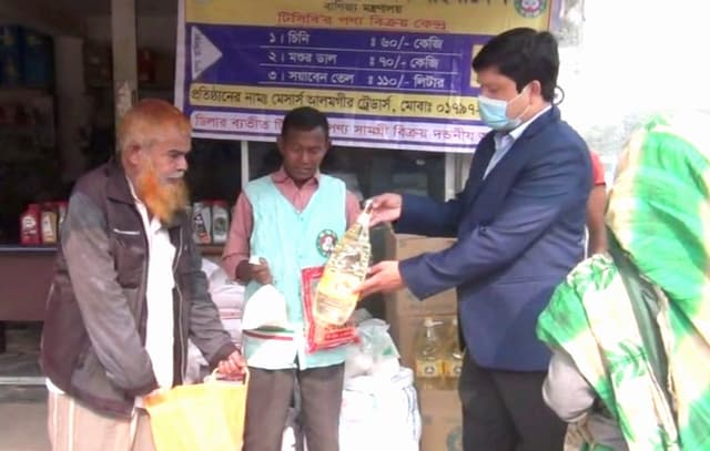 হিলিতে স্বল্প মূল্য টিসিবি পণ্য বিক্রয় শুরু