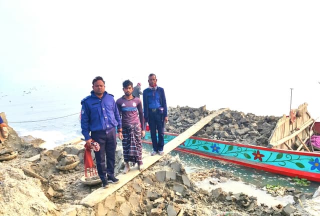 হিজলায় নদীর তীরের মাটি কাটার অপরাধে ১জন আটক