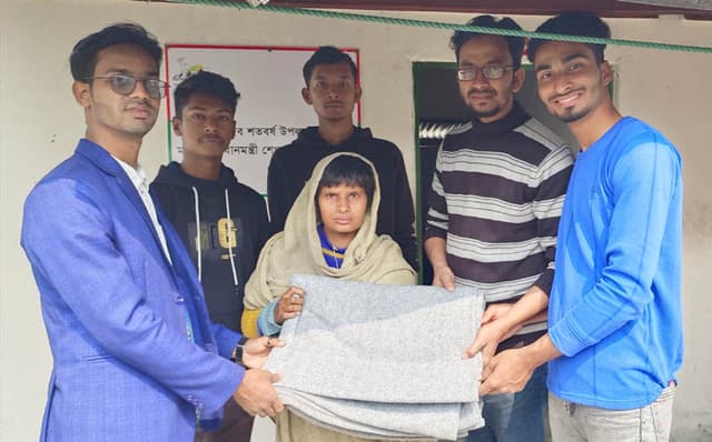 আশ্রয়ণ প্রকল্পে স্বপ্নের আলো ফাউন্ডেশনের শীতবস্ত্র বিতরণ