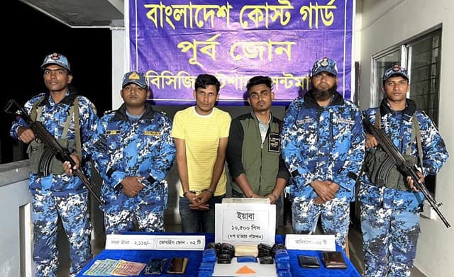 সেন্টমার্টিনে ১০ হাজার পিস ইয়াবা পাচারকারী আটক