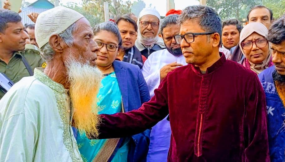 দেবীদ্বারে অগ্নিকাণ্ডে ক্ষতিগ্রস্তদের পাশে দাঁড়ালেন এমপি কালাম