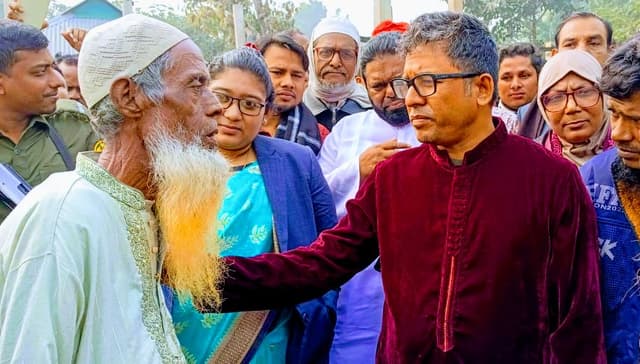 দেবীদ্বারে অগ্নিকাণ্ডে ক্ষতিগ্রস্তদের পাশে দাঁড়ালেন এমপি কালাম