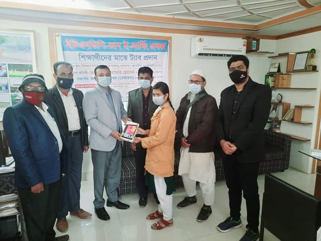 শ্যামনগরে ই-লানিং প্রকল্পে শিক্ষার্থীদের মাঝে ট্যাব প্রদান