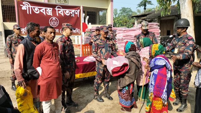 ভূরুঙ্গামারীতে বিজিবির কম্বল বিতরণ