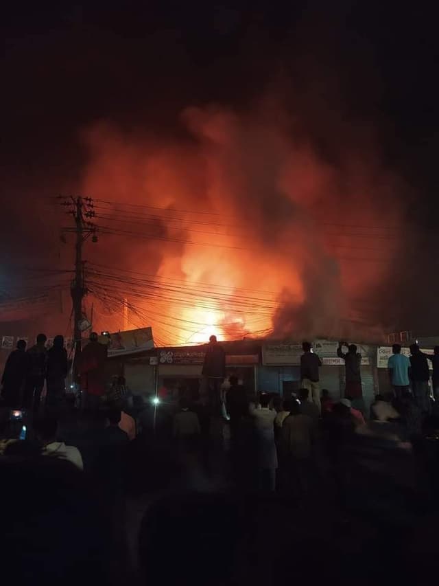 নোয়াখালীর চৌমুহনীতে আগুনে পুড়ল ৭ দোকান