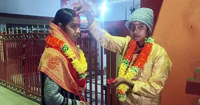 মন্দিরে বিয়ে করলেন দুই তরুণী