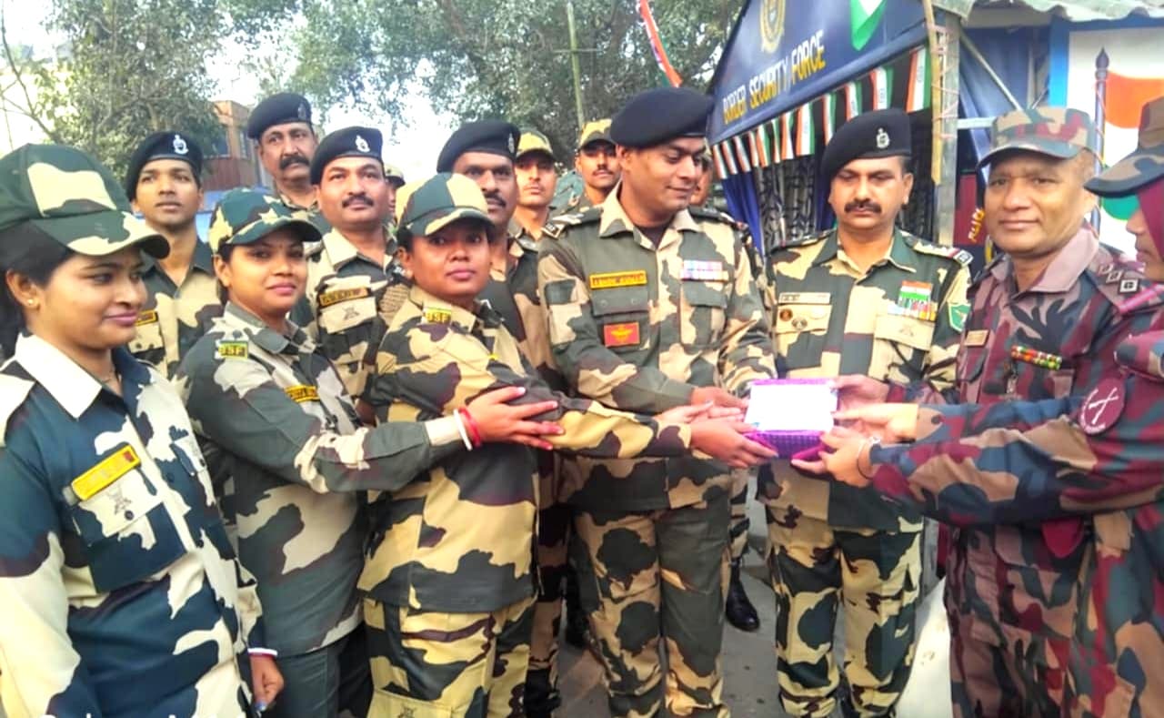 ভারতের প্রজাতন্ত্র দিবসে হিলি সীমান্তে বিজিবি-বিএসএফের মিষ্টি বিনিময়