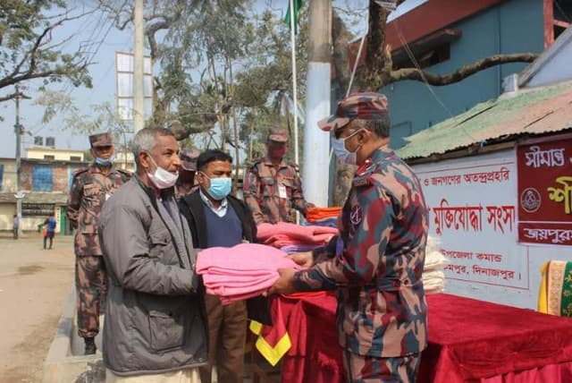 হিলিতে বীর মুক্তিযোদ্ধা ও শহীদ মুক্তিযোদ্ধার পরিবারের মাঝে শীতবস্ত্র বিতরণ