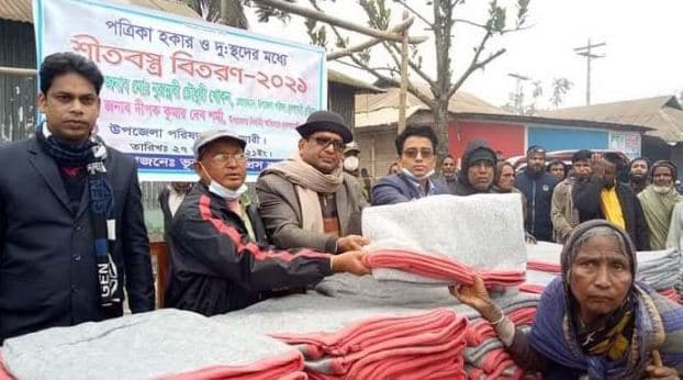 ভূরুঙ্গামারীতে হকার ও দুস্থদের মাঝে শীতবস্ত্র বিতরণ