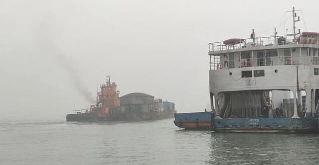 ৬ ঘণ্টা পর পাটুরিয়া-দৌলতদিয়ায় ফেরি চলাচল শুরু