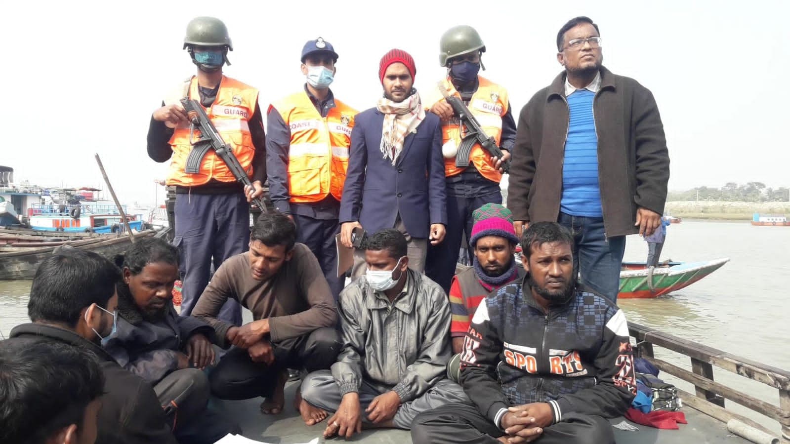 মোংলার পশুর নদী থেকে ১০ লাখ পাইস্যা পোনাসহ ৯ জেলে আটক