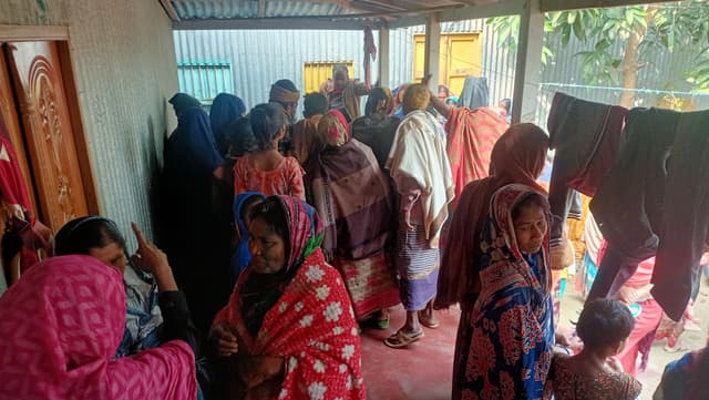 রক্তাক্ত অবস্থায় মেঝেতে পড়ে ছিলো যুবকের লাশ