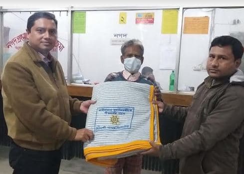 আত্রাইয়ে সোনালী ব্যাংকের উদ্যোগে কম্বল বিতরণ