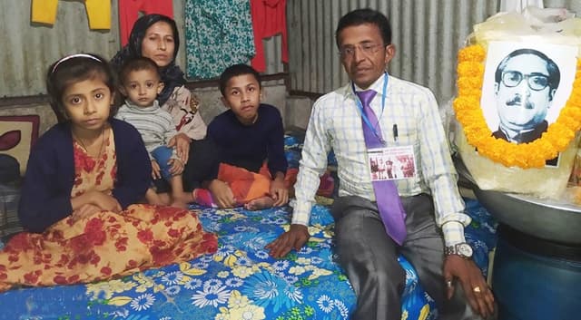 স্মার্ট ঝালমুড়ি ওয়ালা ‘কষ্ট’ নিয়ে ছাড়ছেন রাজধানী