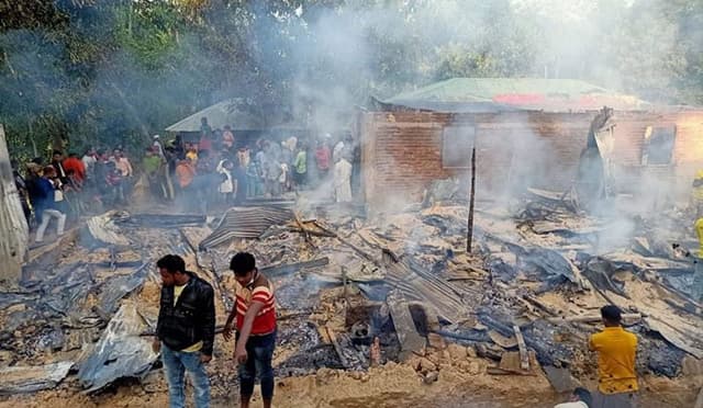 এবার আতশবাজির আগুনে টেকনাফে বসতবাড়ি পুড়ে ছাঁই