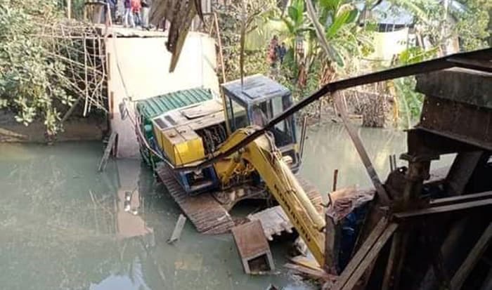 উজিরপুরে ব্রিজ ভেঙ্গে ভেকুসহ লরি খালে, চলাচল বন্ধ