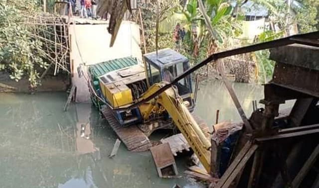 উজিরপুরে ব্রিজ ভেঙ্গে ভেকুসহ লরি খালে, চলাচল বন্ধ
