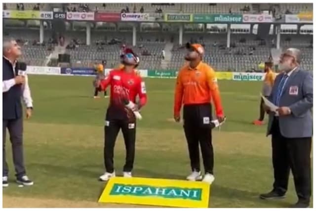 কুমিল্লার বিপক্ষে টসে জিতে ফিল্ডিংয়ে খুলনা