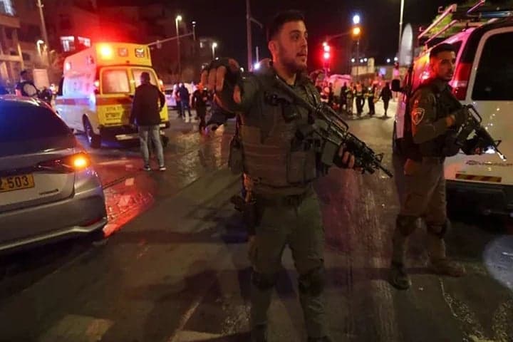 জেরুজালেমে উপাসনালয়ে এলোপাতাড়ি গুলি, নিহত ৭