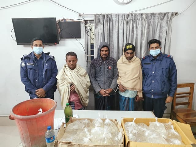 সরাইলে দেশী মদসহ ৩ জন মাদক ব্যবসায়ী আটক