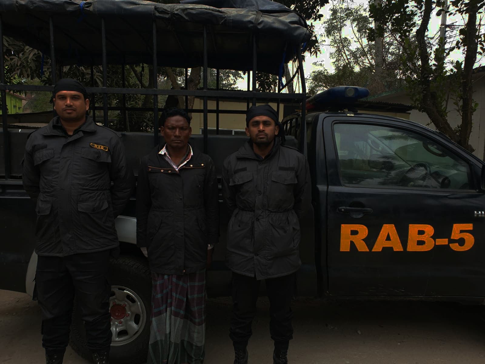 নওগাঁয় বিপুল পরিমাণ চোলাই মদসহ আটক ১