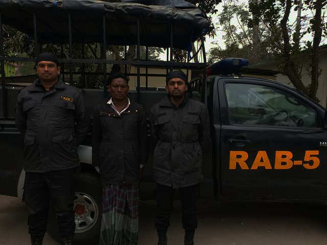 নওগাঁয় বিপুল পরিমাণ চোলাই মদসহ আটক ১