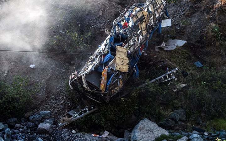 পেরুতে বাস খাদে পড়ে নিহত ২৪