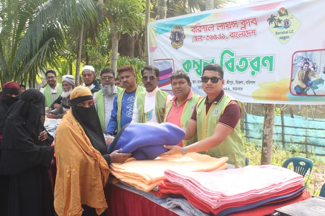 হিজলায় লায়ন্স ক্লাবের উদ্যোগে শীতবস্ত্র বিতরণ