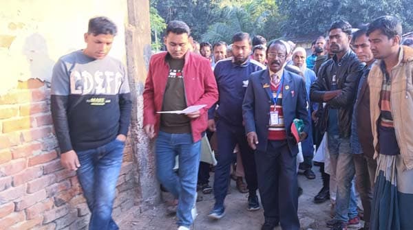 ইউনিয়ন ভূমি অফিস নির্মানের স্থান নির্ধারণে  দু'পক্ষের পাল্টাপাল্টি মানববন্ধন