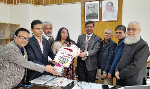 দুদক মহাপরিচালককে ফুলেল শুভেচ্ছা জানালেন স্বরূপকাঠির প্রাক্তন শিক্ষার্থীরা