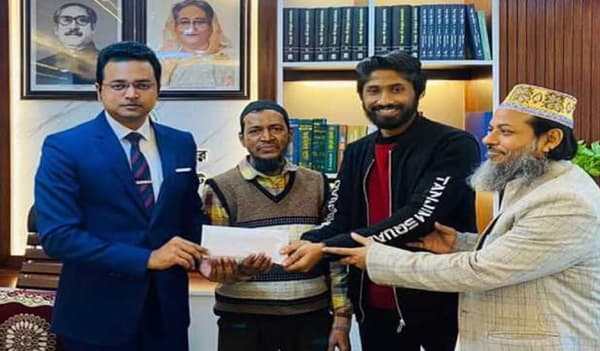 অভাব থাকলেও কুড়িয়ে পাওয়া টাকার বান্ডিল ফিরিয়ে দিলেন সিরাজুল!