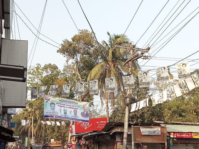 ঝালকাঠিতে নির্বাচনের পনেরো দিন পরও ঝুলছে প্রার্থীদের ব্যানার-পোস্টার