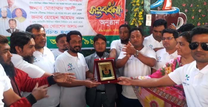 টেকনাফে এসএসসি ১৯৯৮ ব্যাচের সম্মাননা স্মারক প্রদান
